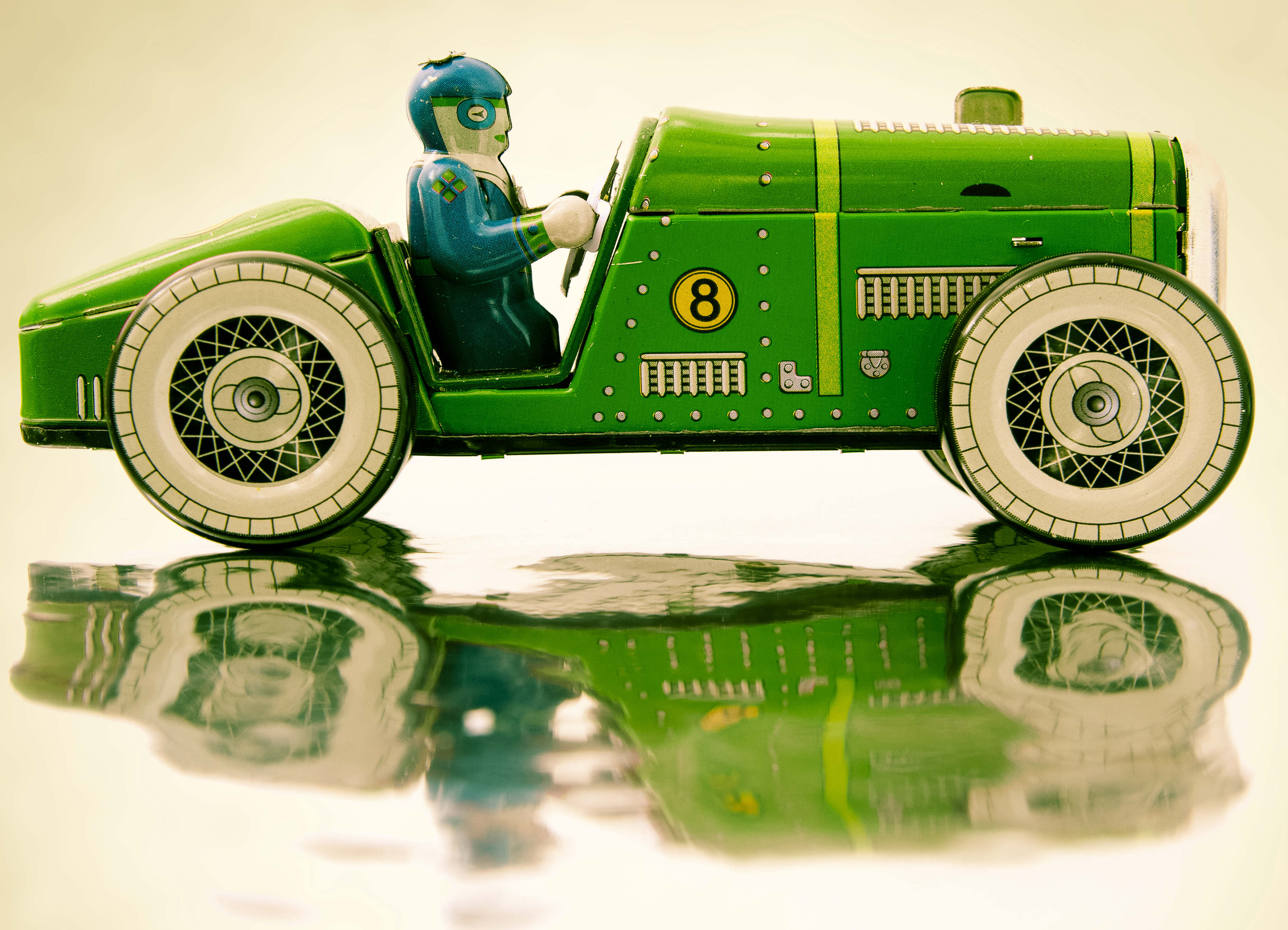 Which colour did American racing drivers once avoid painting their cars?