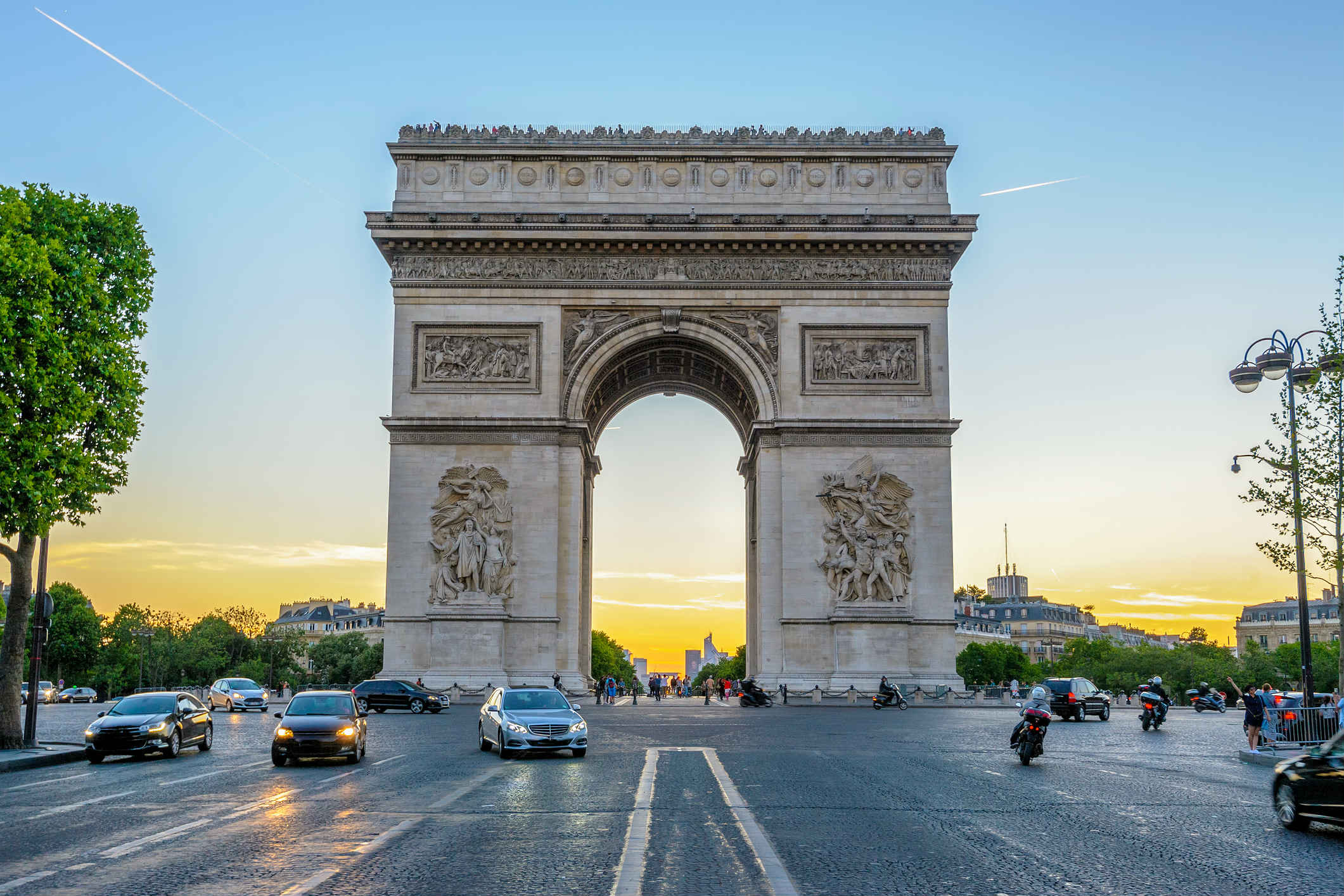 In France what sticker should British registered cars display on the back of the vehicle?